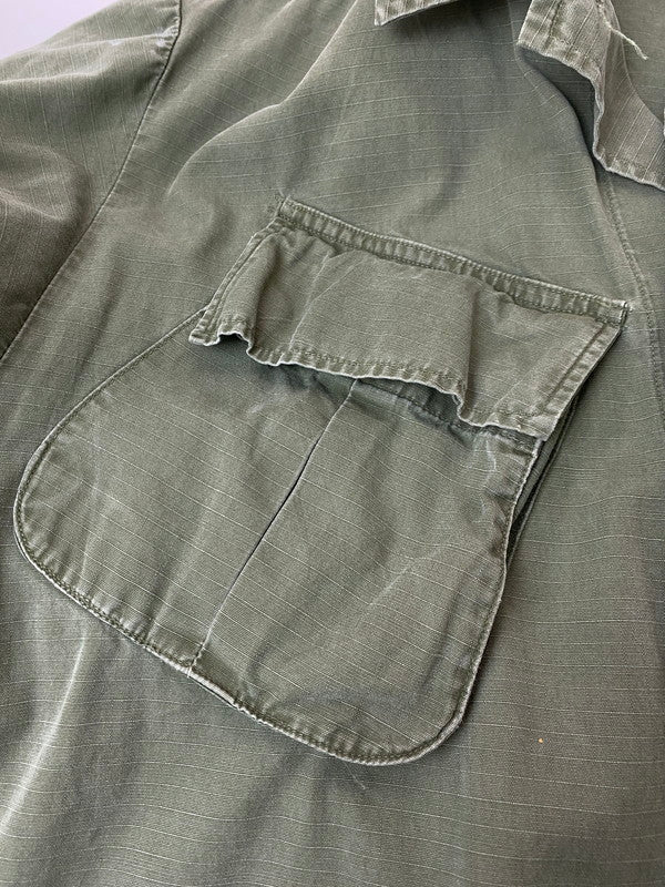 【現状渡し品】【メンズ】 US.ARMY ユーエスアーミー JUNGLE FATIGUE JACKET 8405-935-4702 60S 4TH ジャングル ファティーグ ジャケット 60年代 アメリカ軍 4thタイプ メンズ アウター ミリタリー 146-251205-em-51-min カラー：オリーブグリーン 万代Net店