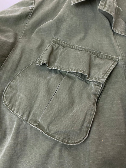 【現状渡し品】【メンズ】 US.ARMY ユーエスアーミー JUNGLE FATIGUE JACKET 8405-935-4702 60S 4TH ジャングル ファティーグ ジャケット 60年代 アメリカ軍 4thタイプ メンズ アウター ミリタリー 146-251205-em-51-min カラー：オリーブグリーン 万代Net店