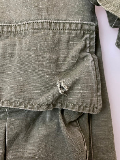 【現状渡し品】【メンズ】 US.ARMY ユーエスアーミー JUNGLE FATIGUE JACKET 8405-935-4702 60S 4TH ジャングル ファティーグ ジャケット 60年代 アメリカ軍 4thタイプ メンズ アウター ミリタリー 146-251205-em-51-min カラー：オリーブグリーン 万代Net店