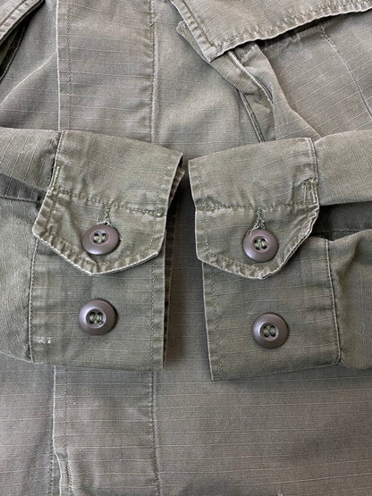 【現状渡し品】【メンズ】 US.ARMY ユーエスアーミー JUNGLE FATIGUE JACKET 8405-935-4702 60S 4TH ジャングル ファティーグ ジャケット 60年代 アメリカ軍 4thタイプ メンズ アウター ミリタリー 146-251205-em-51-min カラー：オリーブグリーン 万代Net店