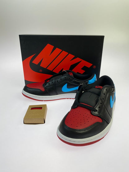 【未使用品】【メンズ】 NIKE ナイキ WMNS AIR JORDAN 1 LOW OG UNC TO CHI CZ0775-046 ウィメンズ エアジョーダン 1 レトロ ロー オリジナル スニーカー 靴 160-251129-kk-04-min カラー：BLACK/DK POWDER BLUE-GYM RED 万代Net店