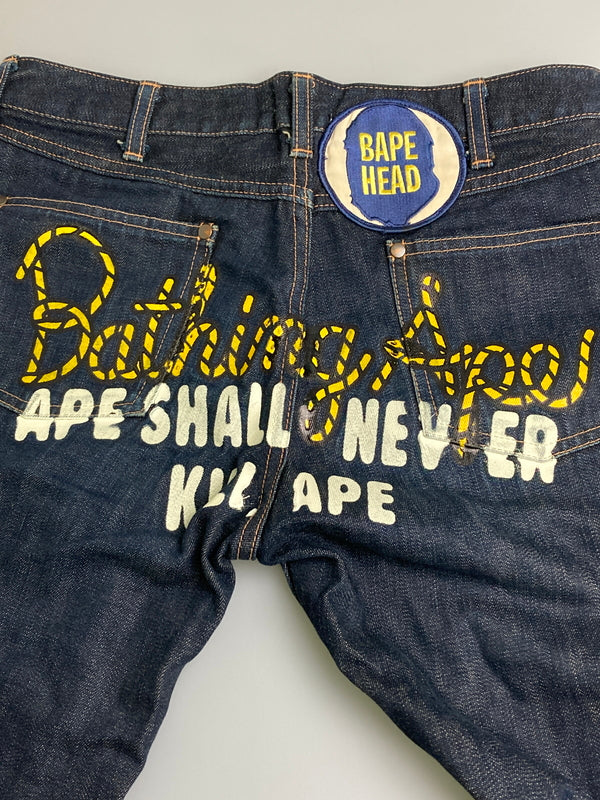 【中古品】【メンズ】 A BATHING APE アベイシングエイプ APEE APE SHALL NEVER KILL APE DENIM PANTS プリント デニムパンツ ボトムス 153-251204-jt-34-min サイズ：TALL カラー：インディゴ 万代Net店