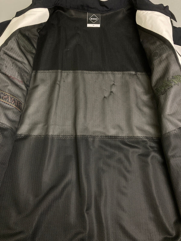 【中古美品】【メンズ】 F.C.REAL BRISTOL MULTI LOGO SUPPORTER JACKET FCRB-190026 エフシーレアルブリストル マルチロゴサポータージャケット ライトアウター 142-251203-yn-04-min サイズ：XL カラー：ホワイト/ブラック 万代Net店