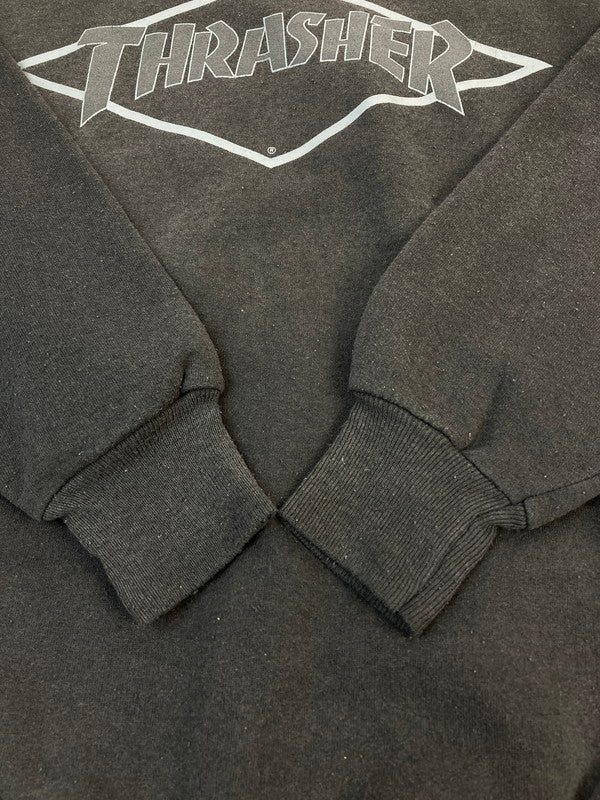 【現状渡し品】【メンズ】 THRASHER スラッシャー 90's DIAMOND LOGO REFLECTOR PRINT SWEAT 90年代 ダイアモンド ロゴ リフレクター プリント スウェット トップス トレーナー 142-251207-kk-09-min サイズ：M カラー：ブラック 万代Net店