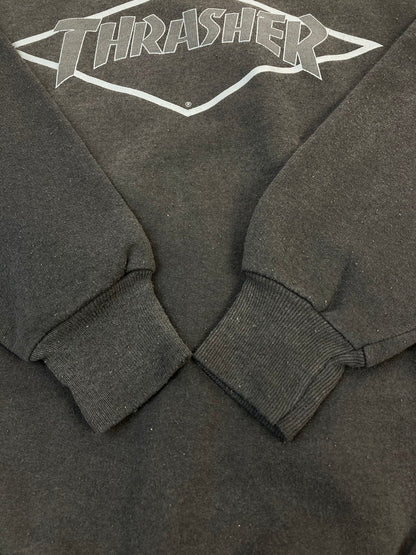 【現状渡し品】【メンズ】 THRASHER スラッシャー 90's DIAMOND LOGO REFLECTOR PRINT SWEAT 90年代 ダイアモンド ロゴ リフレクター プリント スウェット トップス トレーナー 142-251207-kk-09-min サイズ：M カラー：ブラック 万代Net店