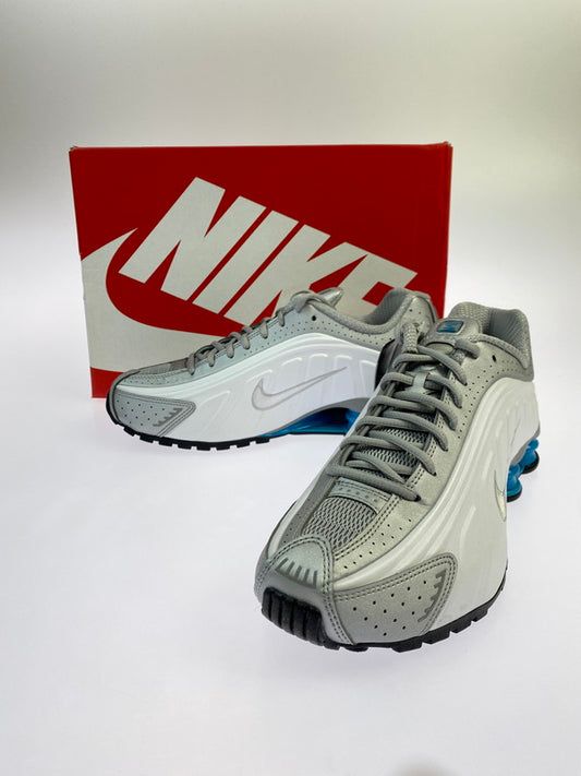 【未使用品】【メンズ】 NIKE ナイキ SHOX R4 HQ1988-005 ショックス R4 スニーカー 靴 160-251209-kk-01-min カラー：METALLIC SILVER/BLUE LAGOON 万代Net店