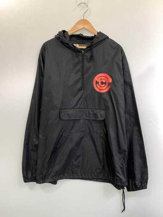 【中古品】【メンズ】 CHARI＆CO × SNEAKER WORLF チャリアンドコー スニーカーウルフ KANJI LOGO NYLON ANORAK 漢字 ロゴ ナイロン アノラック ハーフジップ プルオーバー 146-260804-hu-29-min サイズ：XL カラー：ブラック 万代Net店