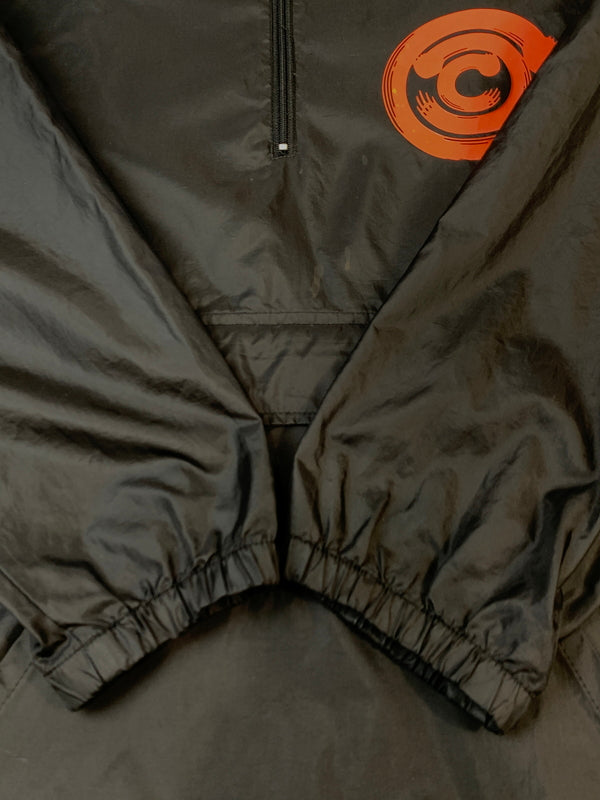 【中古品】【メンズ】 CHARI＆CO × SNEAKER WORLF チャリアンドコー スニーカーウルフ KANJI LOGO NYLON ANORAK 漢字 ロゴ ナイロン アノラック ハーフジップ プルオーバー 146-260804-hu-29-min サイズ：XL カラー：ブラック 万代Net店