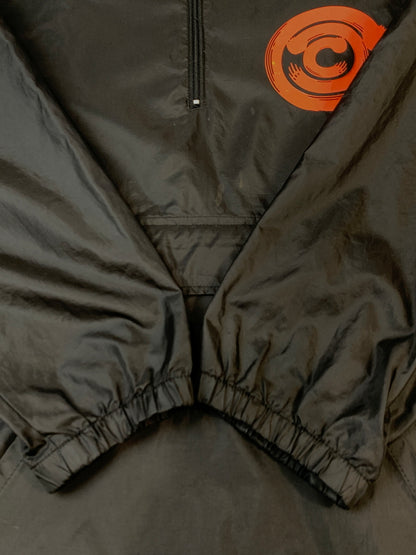 【中古品】【メンズ】 CHARI＆CO × SNEAKER WORLF チャリアンドコー スニーカーウルフ KANJI LOGO NYLON ANORAK 漢字 ロゴ ナイロン アノラック ハーフジップ プルオーバー 146-260804-hu-29-min サイズ：XL カラー：ブラック 万代Net店