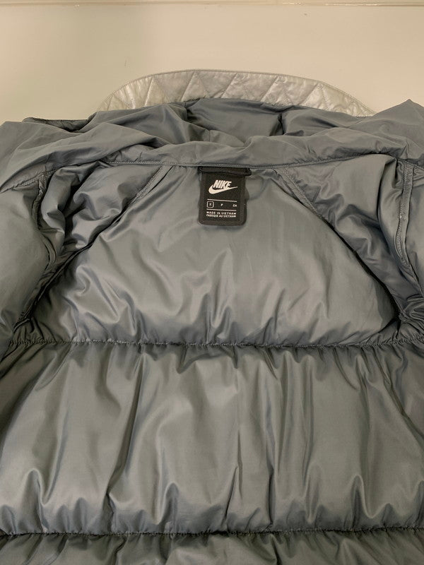 【現状渡し品】【メンズ】 NIKE ナイキ FILL DOWN AOP HOODIE JACKET BV4710-096 19AW フィル ダウン フーディー ジャケット スポーツウエア メンズ アウター 148-251216-em-55-min サイズ：S カラー：シルバー 万代Net店