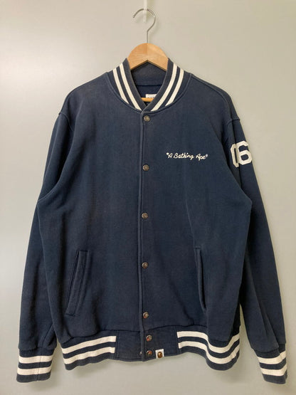 【現状渡し品】【メンズ】 A BATHING APE アベイシングエイプ GENERAL MADE COTTON STADIUM JACKET コットン スタジアム ジャケット スタジャン アウター 142-251219-yn-02-min サイズ：M カラー：ネイビー 万代Net店