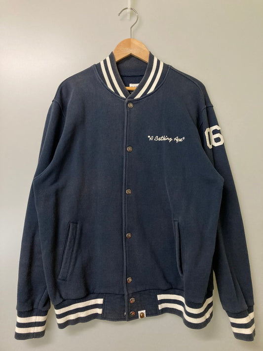 【現状渡し品】【メンズ】 A BATHING APE アベイシングエイプ GENERAL MADE COTTON STADIUM JACKET コットン スタジアム ジャケット スタジャン アウター 142-251219-yn-02-min サイズ：M カラー：ネイビー 万代Net店