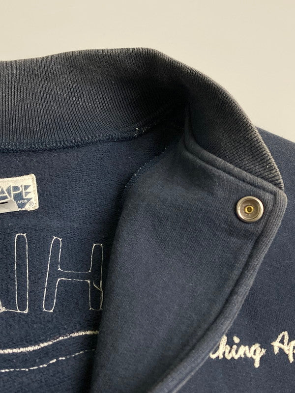 【現状渡し品】【メンズ】 A BATHING APE アベイシングエイプ GENERAL MADE COTTON STADIUM JACKET コットン スタジアム ジャケット スタジャン アウター 142-251219-yn-02-min サイズ：M カラー：ネイビー 万代Net店