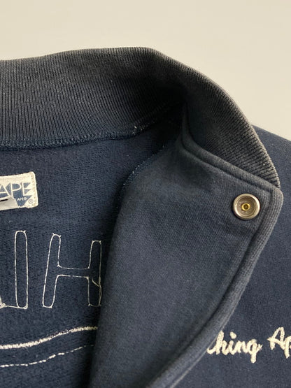 【現状渡し品】【メンズ】 A BATHING APE アベイシングエイプ GENERAL MADE COTTON STADIUM JACKET コットン スタジアム ジャケット スタジャン アウター 142-251219-yn-02-min サイズ：M カラー：ネイビー 万代Net店