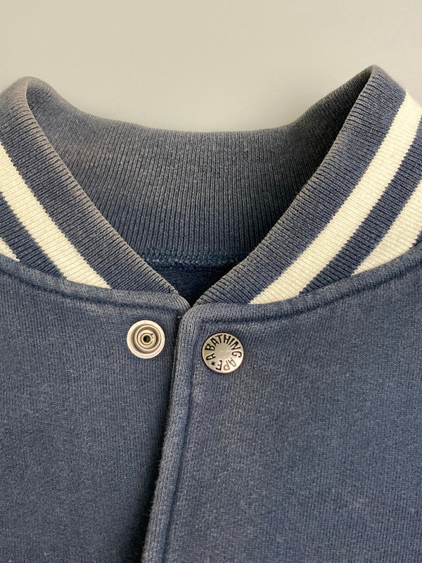 【現状渡し品】【メンズ】 A BATHING APE アベイシングエイプ GENERAL MADE COTTON STADIUM JACKET コットン スタジアム ジャケット スタジャン アウター 142-251219-yn-02-min サイズ：M カラー：ネイビー 万代Net店