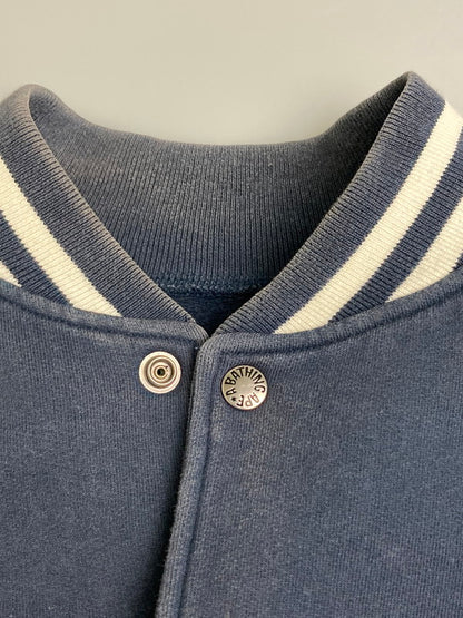 【現状渡し品】【メンズ】 A BATHING APE アベイシングエイプ GENERAL MADE COTTON STADIUM JACKET コットン スタジアム ジャケット スタジャン アウター 142-251219-yn-02-min サイズ：M カラー：ネイビー 万代Net店