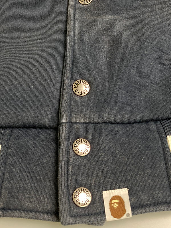 【現状渡し品】【メンズ】 A BATHING APE アベイシングエイプ GENERAL MADE COTTON STADIUM JACKET コットン スタジアム ジャケット スタジャン アウター 142-251219-yn-02-min サイズ：M カラー：ネイビー 万代Net店