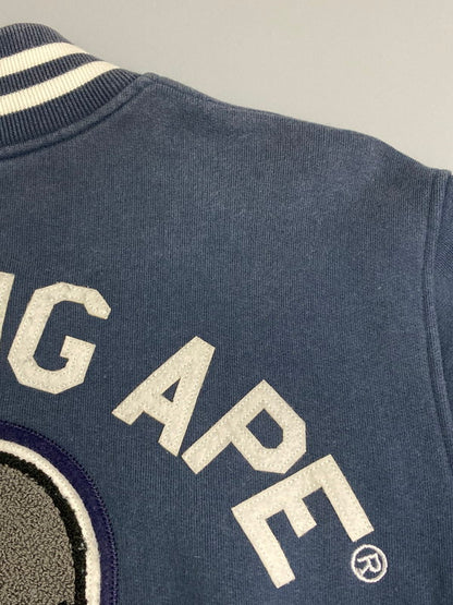 【現状渡し品】【メンズ】 A BATHING APE アベイシングエイプ GENERAL MADE COTTON STADIUM JACKET コットン スタジアム ジャケット スタジャン アウター 142-251219-yn-02-min サイズ：M カラー：ネイビー 万代Net店