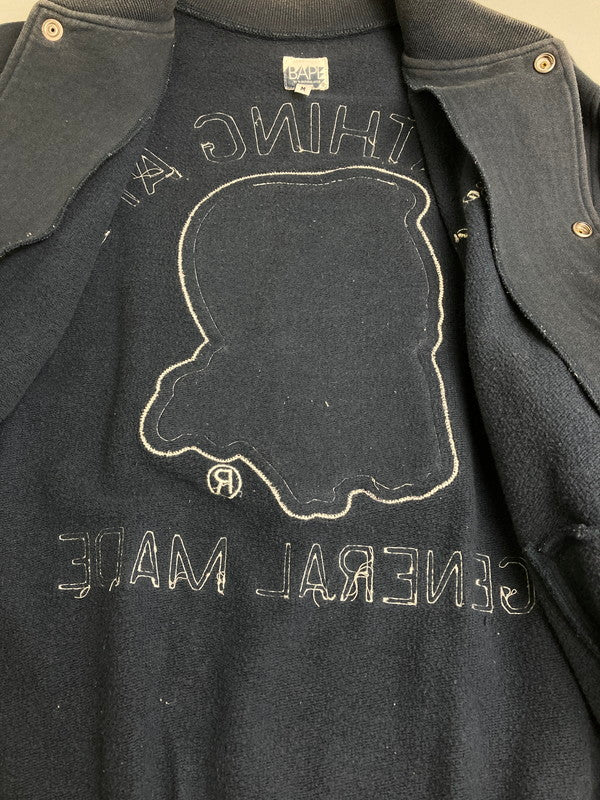 【現状渡し品】【メンズ】 A BATHING APE アベイシングエイプ GENERAL MADE COTTON STADIUM JACKET コットン スタジアム ジャケット スタジャン アウター 142-251219-yn-02-min サイズ：M カラー：ネイビー 万代Net店