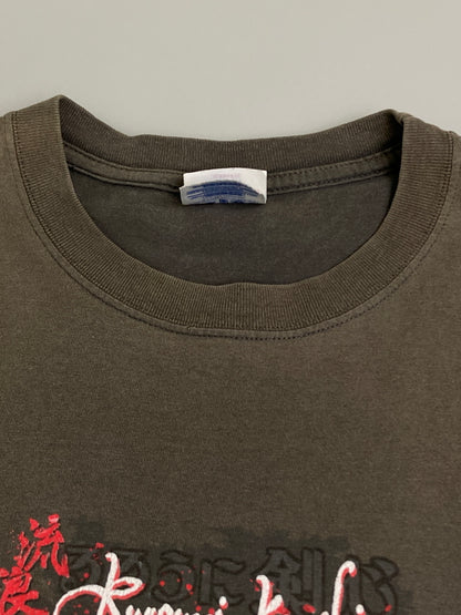 【現状渡し品】【メンズ】 るろうに剣心 00's 流浪人 S/S TEE ショートスリーブ Tシャツ 半袖Tシャツ トップス 146-251224-yn-10-min サイズ：XL カラー：ダークグレー 万代Net店