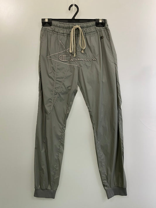 【中古品】【メンズ】 ×CHAMPION チャンピオン CW21S0016-114575 FRONT LOGO NYLON PANTS ナイロンパンツ ボトムス 152-251227-zi-13-min サイズ：XS カラー：グレー 万代Net店
