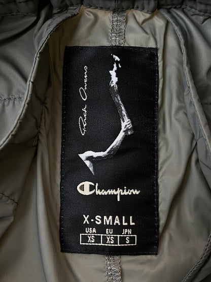 【中古品】【メンズ】 ×CHAMPION チャンピオン CW21S0016-114575 FRONT LOGO NYLON PANTS ナイロンパンツ ボトムス 152-251227-zi-13-min サイズ：XS カラー：グレー 万代Net店