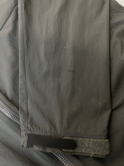 【現状渡し品】【メンズ】 ARC'TERYX アークテリクス 13646-66112 SQUAMISH JACKET スコーミッシュジャケット 144-251227-zi-06-min サイズ：不明 カラー：グレー 万代Net店
