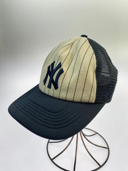 【中古品】【メンズ】 NEW ERA ニューエラ × KITH キス 別注 コラボ NEW YORK YANKEES FRANCHISE TRACKER CAP ニューヨークヤンキース フランチャイズ トラッカーキャップ 帽子 メッシュキャップ 185-251231-kk-07-min サイズ：S (6 7/8) カラー：ネイビー 万代Net店