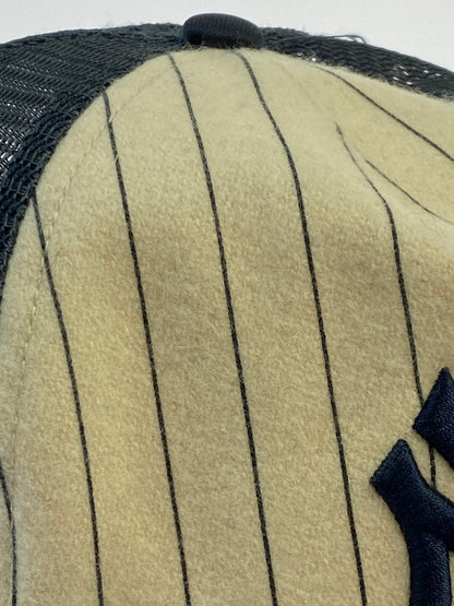 【中古品】【メンズ】 NEW ERA ニューエラ × KITH キス 別注 コラボ NEW YORK YANKEES FRANCHISE TRACKER CAP ニューヨークヤンキース フランチャイズ トラッカーキャップ 帽子 メッシュキャップ 185-251231-kk-07-min サイズ：S (6 7/8) カラー：ネイビー 万代Net店
