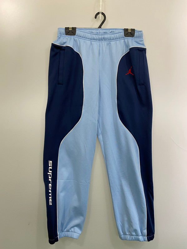 【中古品】【メンズ】 SUPREME シュプリーム × NIKE ナイキ JORDAN TRICOT TRACK PANTS BLUE HF0832-436 24AW ジョーダン トリコ トラック パンツ メンズ ボトムス スポーツ 149-260116-em-21-min サイズ：M カラー：ブルー系 万代Net店