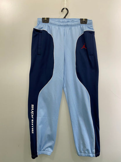 【中古品】【メンズ】 SUPREME シュプリーム × NIKE ナイキ JORDAN TRICOT TRACK PANTS BLUE HF0832-436 24AW ジョーダン トリコ トラック パンツ メンズ ボトムス スポーツ 149-260116-em-21-min サイズ：M カラー：ブルー系 万代Net店