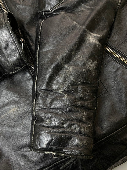 【現状渡し品】【メンズ】 Subciety サブサエティ ×NINE RULAZ LINE ナインルーラーズライン 別注 コラボ SINGLE RIDERS JACKET シングルライダースジャケット アウター レザージャケット 142-260126-SH-11-min サイズ：S カラー：ブラック 万代Net店