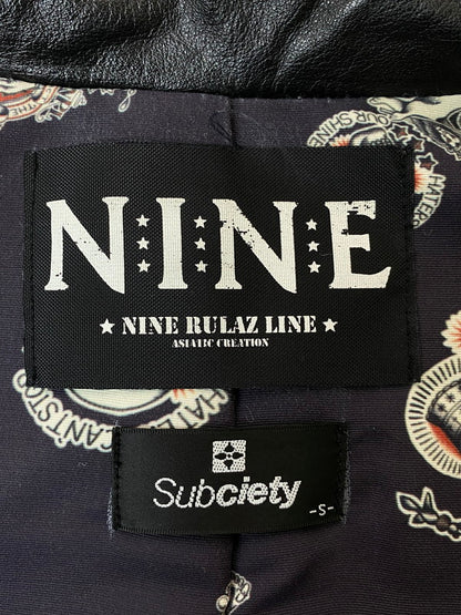 【現状渡し品】【メンズ】 Subciety サブサエティ ×NINE RULAZ LINE ナインルーラーズライン 別注 コラボ SINGLE RIDERS JACKET シングルライダースジャケット アウター レザージャケット 142-260126-SH-11-min サイズ：S カラー：ブラック 万代Net店