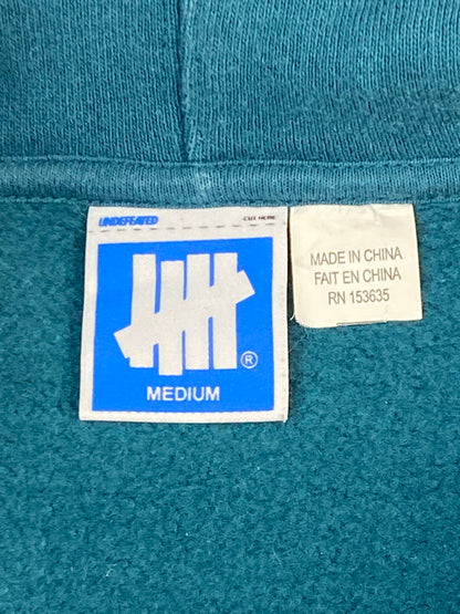 【中古品】【メンズ】 UNDEFEATED アンディフィーテッド SPORT GROUP PULLOVER HOODIE スポーツグループ プルオーバーフーディー トップス パーカー 142-260126-kk-05-min サイズ：M カラー：グリーン 万代Net店