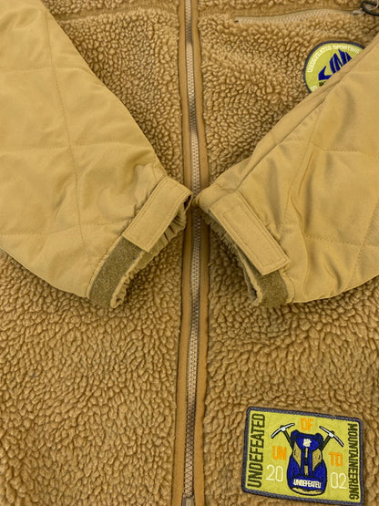 【中古品】【メンズ】 UNDEFEATED アンディフィーテッド 22AW SHERPA JACKET シェルパジャケット アウター フリースジャケット 142-260126-kk-03-min サイズ：M カラー：ブラウン 万代Net店