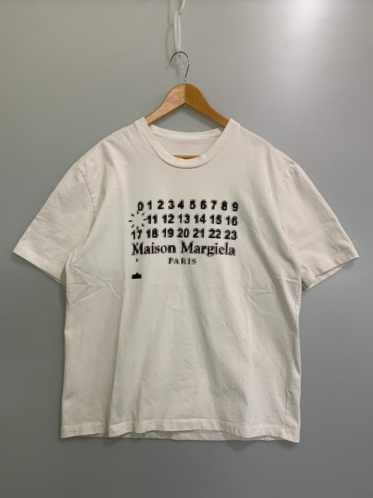 【中古品】【メンズ】 MAISON MARGIELA メゾンマルジェラ MOSAIC EFFECT CALENDAR TAG Ｔ‐SHIRT WHITE ショートスリーブ 141-260117-AS-30-min サイズ：44 カラー：ホワイト 万代Net店