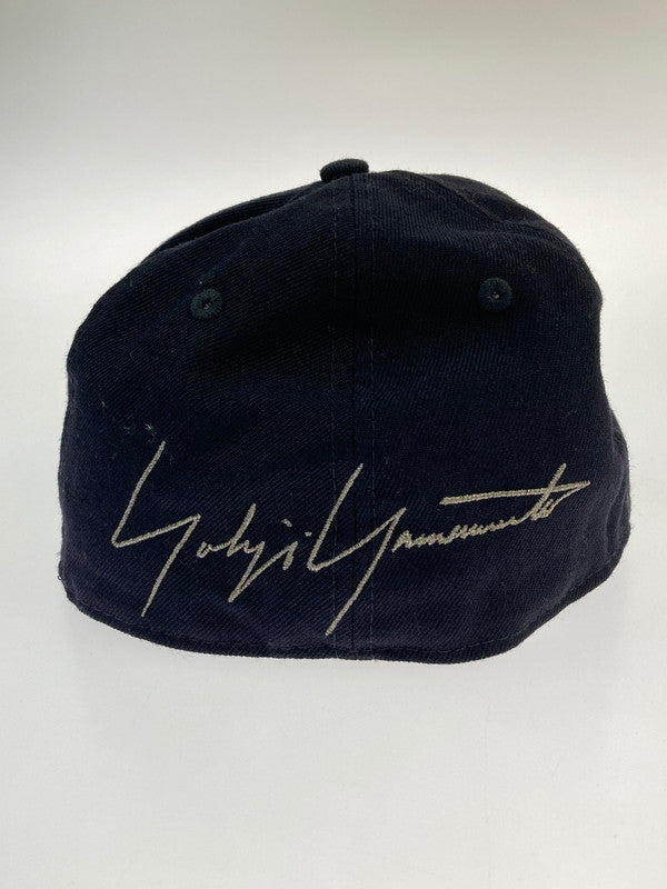 【中古品】【メンズ】 YOHJI YAMAMOTO POUR HOMME ヨウジヤマモト × NEW ERA ニューエラ LOGO CAP ロゴ キャップ 帽子 185-260125-em-14-min サイズ：7 1/8 カラー：ネイビー 万代Net店