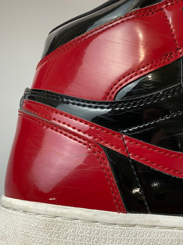 【中古品】【メンズ】 NIKE ナイキ AIR JORDAN 1 RETRO HIGH OG PATENT BRED555088-063 エアジョーダン1 レトロ ハイ オージー パテント ブレッド スニーカー 160-260114-jt-09-min サイズ：US 8.5 26.5cm カラー：BLACK/VARSITY RED-WHITE 万代Net店