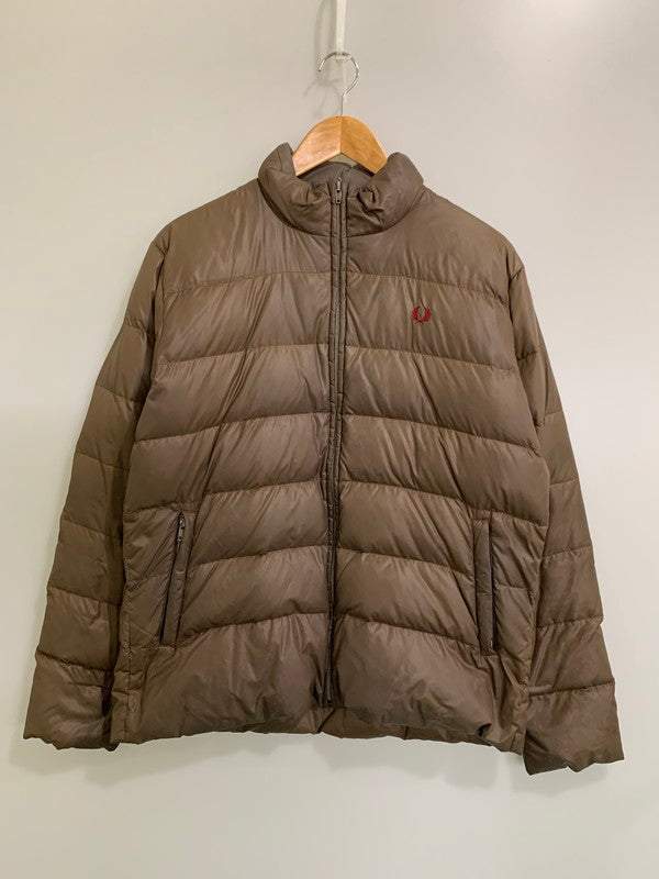 【現状渡し品】【メンズ】 FRED PERRY フレッドペリー F2037 月桂樹ロゴ PARTEX DOWN JACKET ダウンジャケット メンズアウター 141-260403-KS-04-min サイズ：O カラー：ブラウン 万代Net店