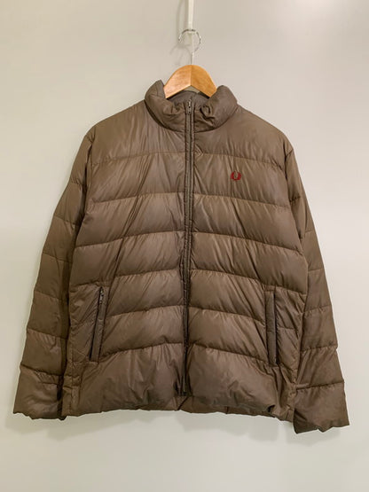 【現状渡し品】【メンズ】 FRED PERRY フレッドペリー F2037 月桂樹ロゴ PARTEX DOWN JACKET ダウンジャケット メンズアウター 141-260403-KS-04-min サイズ：O カラー：ブラウン 万代Net店