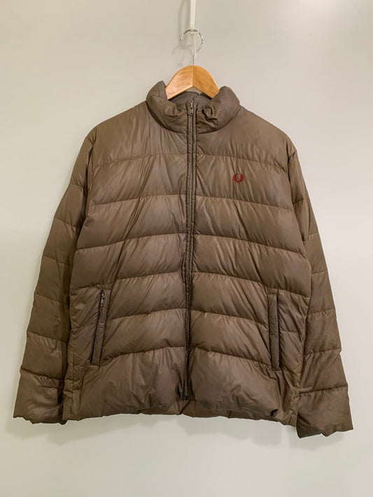 【現状渡し品】【メンズ】 FRED PERRY フレッドペリー F2037 月桂樹ロゴ PARTEX DOWN JACKET ダウンジャケット メンズアウター 141-260403-KS-04-min サイズ：O カラー：ブラウン 万代Net店