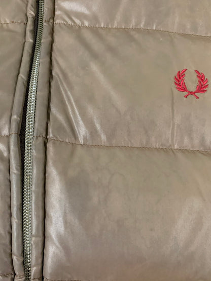 【現状渡し品】【メンズ】 FRED PERRY フレッドペリー F2037 月桂樹ロゴ PARTEX DOWN JACKET ダウンジャケット メンズアウター 141-260403-KS-04-min サイズ：O カラー：ブラウン 万代Net店
