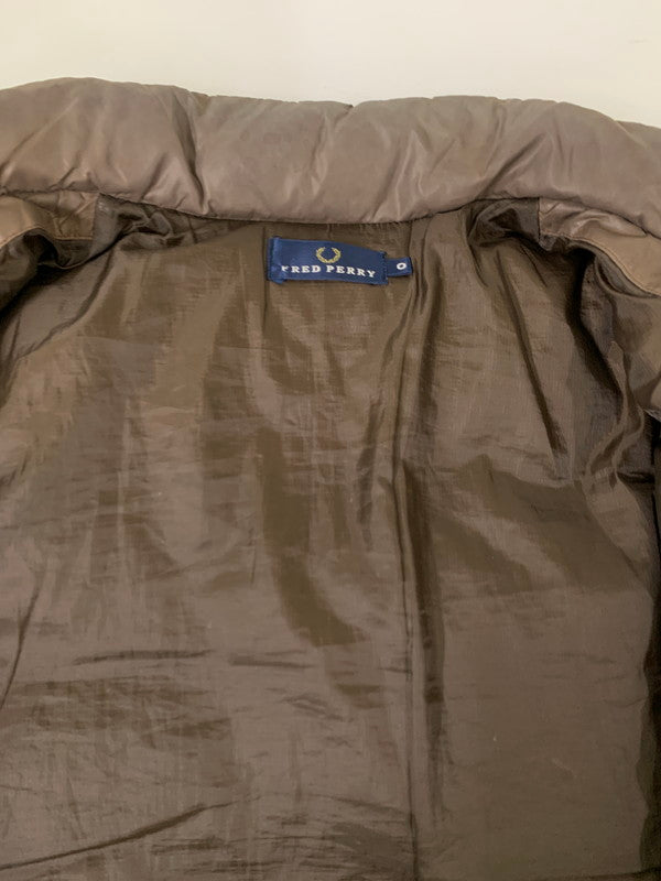 【現状渡し品】【メンズ】 FRED PERRY フレッドペリー F2037 月桂樹ロゴ PARTEX DOWN JACKET ダウンジャケット メンズアウター 141-260403-KS-04-min サイズ：O カラー：ブラウン 万代Net店