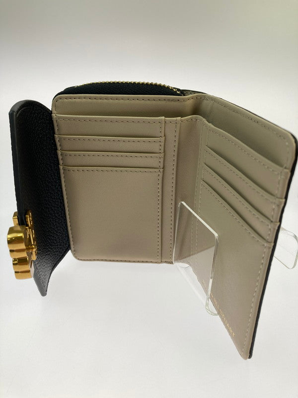 【中古品】【レディース】 JILL STUART ジル バイ ジル スチュアート LINK J MONOGRAM WALLET モノグラム ウォレット２つ折り財布 ミニ財布 レディース 200-260125-em-05-min カラー：ブラック系 万代Net店