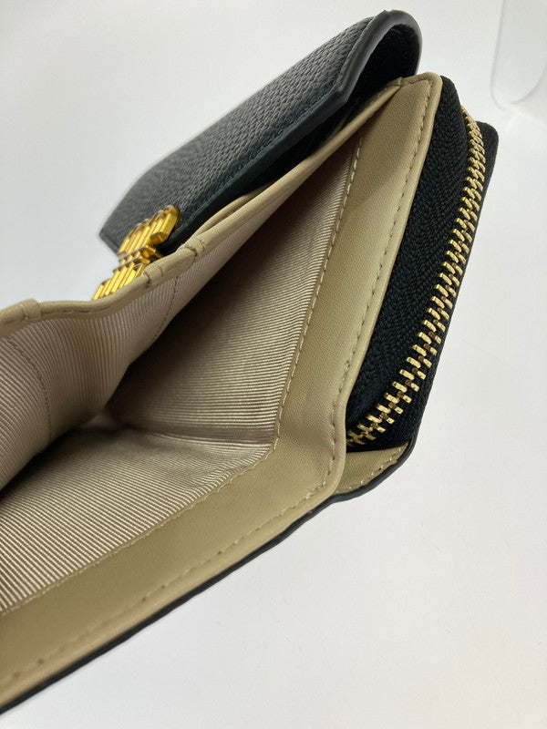 【中古品】【レディース】 JILL STUART ジル バイ ジル スチュアート LINK J MONOGRAM WALLET モノグラム ウォレット２つ折り財布 ミニ財布 レディース 200-260125-em-05-min カラー：ブラック系 万代Net店