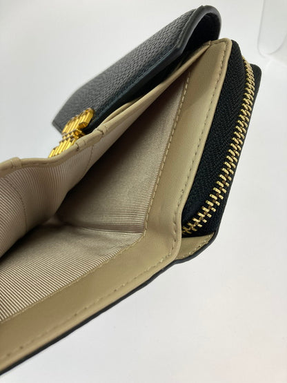 【中古品】【レディース】 JILL STUART ジル バイ ジル スチュアート LINK J MONOGRAM WALLET モノグラム ウォレット２つ折り財布 ミニ財布 レディース 200-260125-em-05-min カラー：ブラック系 万代Net店