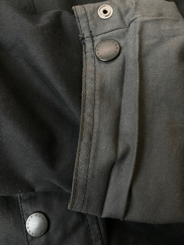 【中古品】【メンズ】 Barbour バーブァー ×URBAN RESEARCH アーバンリサーチ DOORS 2002094 OVERSIZE HOODED BEDALE オーバーサイズ フーデッド ビデイル 144-260125-zi-07-min サイズ：36 カラー：ブラック 万代Net店