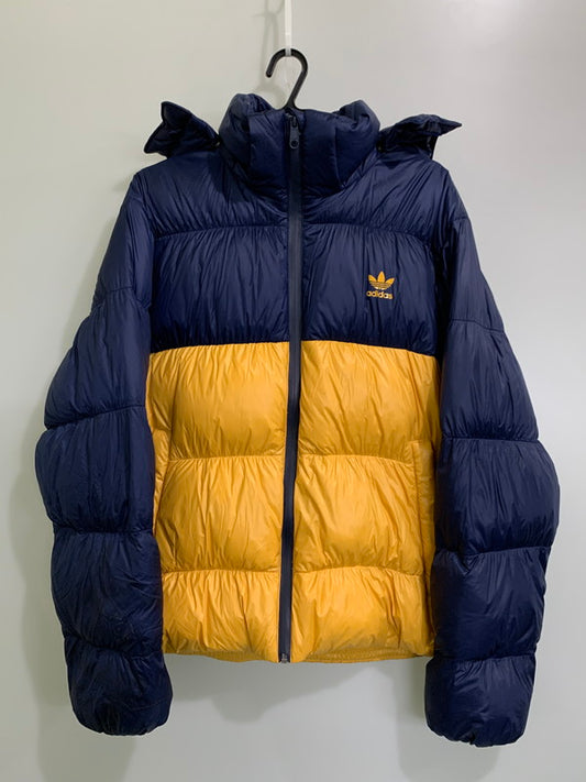 【中古品】【メンズ】 adidas アディダス アディカラー ダウン REGEN ジャケット IW3451 メンズ アウター カジュアル 保温性 148-260127-em-29-min サイズ：S カラー：ナイトインディゴ/プリラブドイエロー 万代Net店