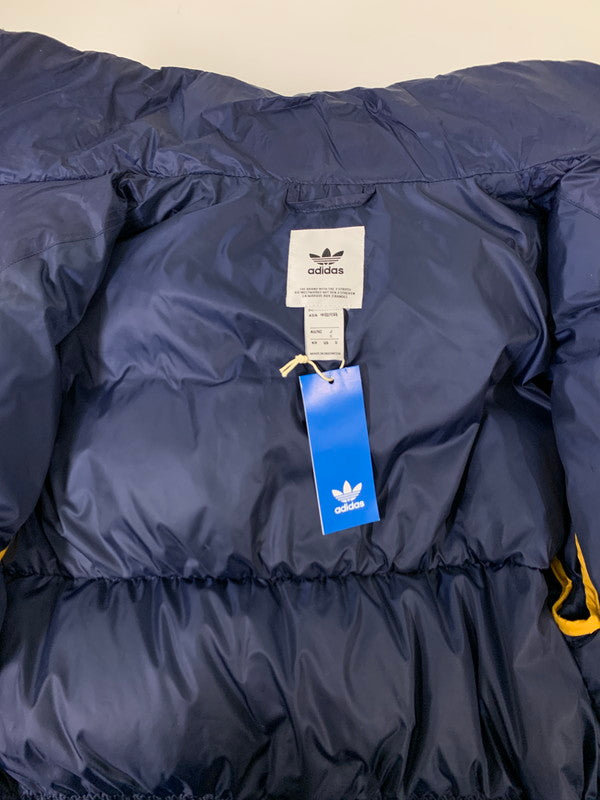 【中古品】【メンズ】 adidas アディダス アディカラー ダウン REGEN ジャケット IW3451 メンズ アウター カジュアル 保温性 148-260127-em-29-min サイズ：S カラー：ナイトインディゴ/プリラブドイエロー 万代Net店