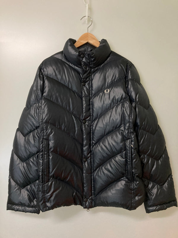 【中古品】【メンズ】 FRED PERRY フレッドペリー DOWN JACKET FZ2069 ダウンジャケット アウター 141-260201-kk-05-min サイズ：L カラー：ブラック 万代Net店